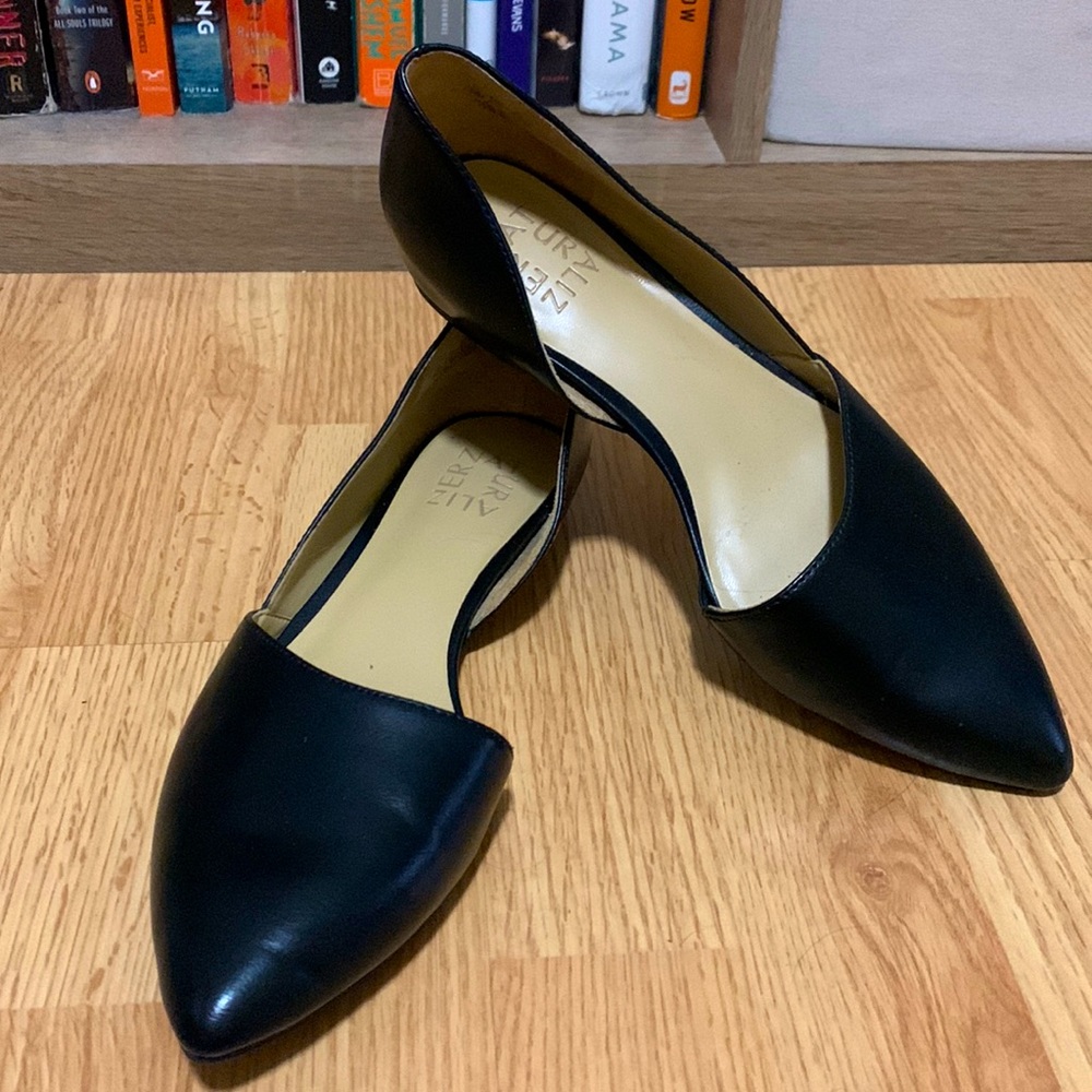 Black NATURALIZER close-toed flats, size US 7.5. Never worn!